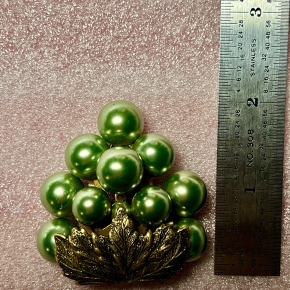 Vintage 1930 Art Deco, Coat or dress Brooch/pin. Cluster green simulated pearls. - Picture 12 of 13